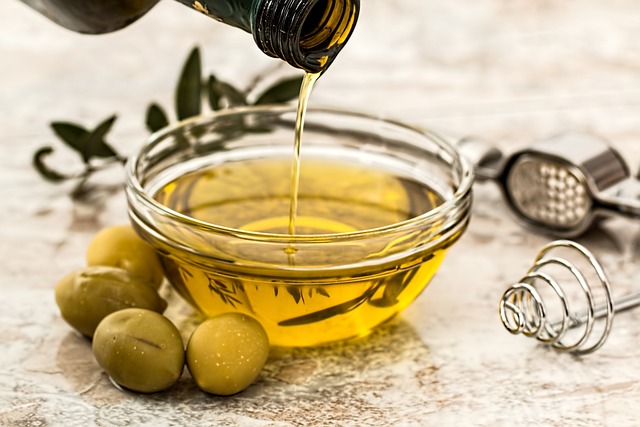 Zdrowe tłuszcze - które wybierać i dlaczego są niezbędne. 2 olive oil, olives, food, oil, natural, organic, salad dressing, healthy, nutrition, vegetable oil, ingredient, gastronomy, culinary, vegan, food preparation, pouring, bowl, product, olive oil, olive oil, olive oil, olive oil, olive oil, food, oil, oil, oil
